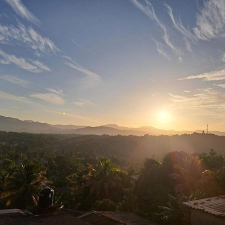Dreamscape Home Stay แคนดี้ ภายนอก รูปภาพ